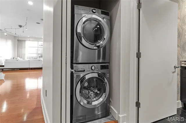 $715,000 | 8025 Maryland Avenue, Unit 7G, Clayton, MO 63105