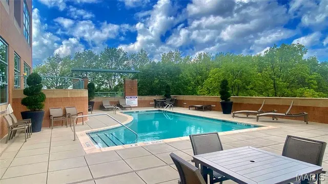 $715,000 | 8025 Maryland Avenue, Unit 7G, Clayton, MO 63105