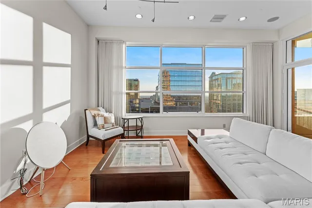 $715,000 | 8025 Maryland Avenue, Unit 7G, Clayton, MO 63105