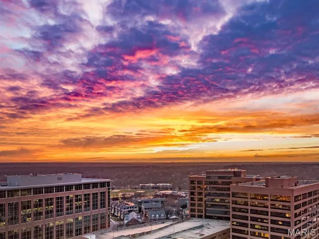 $715,000 | 8025 Maryland Avenue, Unit 7G, Clayton, MO 63105