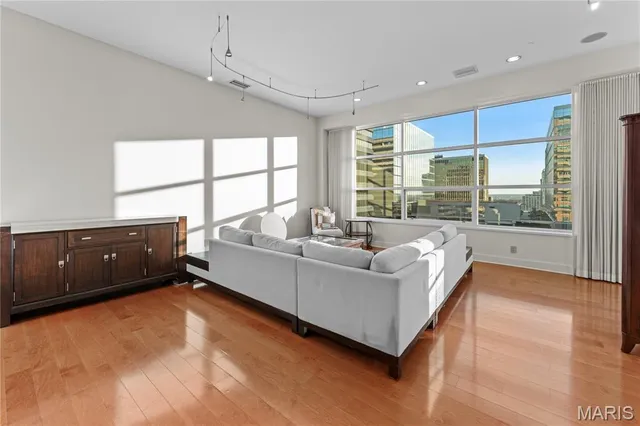 $715,000 | 8025 Maryland Avenue, Unit 7G, Clayton, MO 63105