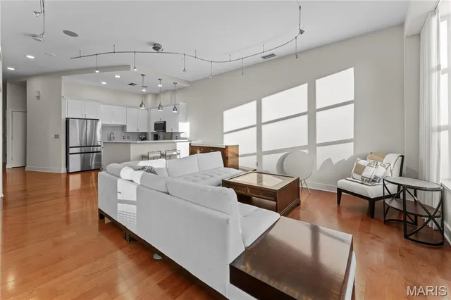 $715,000 | 8025 Maryland Avenue, Unit 7G, Clayton, MO 63105