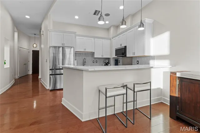 $715,000 | 8025 Maryland Avenue, Unit 7G, Clayton, MO 63105