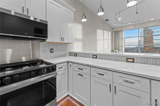 $715,000 | 8025 Maryland Avenue, Unit 7G, Clayton, MO 63105