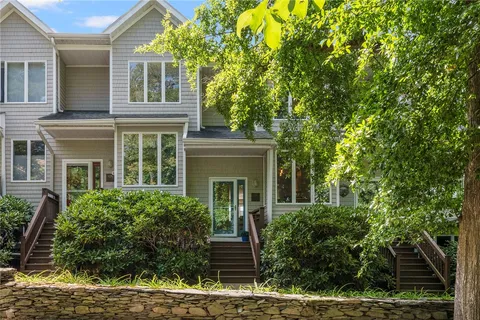 $650,000 | 325 North Lane, Bristol, RI 02809