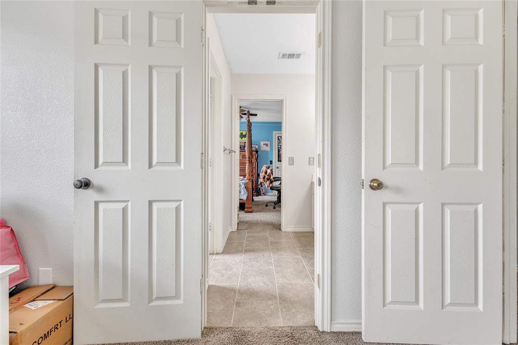 47 Preakness Place Road Van Alstyne, TX 75495 - Photo 32 of 37 Jack N Jill Bathroom