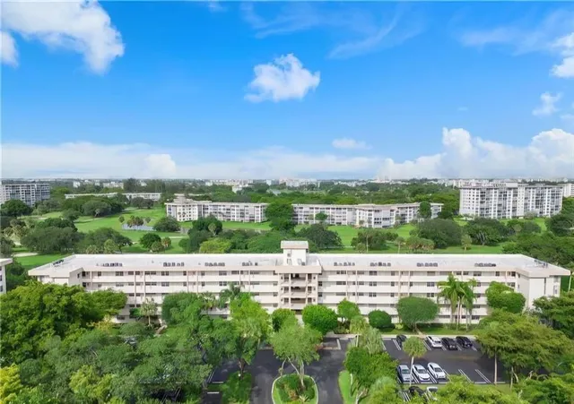 $324,000 | 3900 Oaks Clubhouse Drive, Unit 507, Pompano Beach, FL 33069