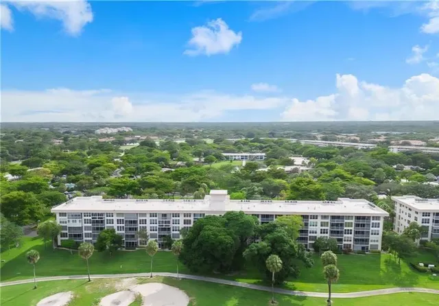 $324,000 | 3900 Oaks Clubhouse Drive, Unit 507, Pompano Beach, FL 33069