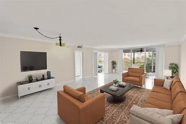 $324,000 | 3900 Oaks Clubhouse Drive, Unit 507, Pompano Beach, FL 33069