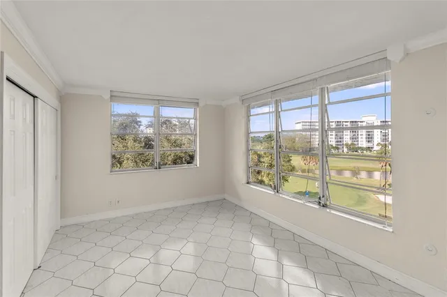 $324,000 | 3900 Oaks Clubhouse Drive, Unit 507, Pompano Beach, FL 33069