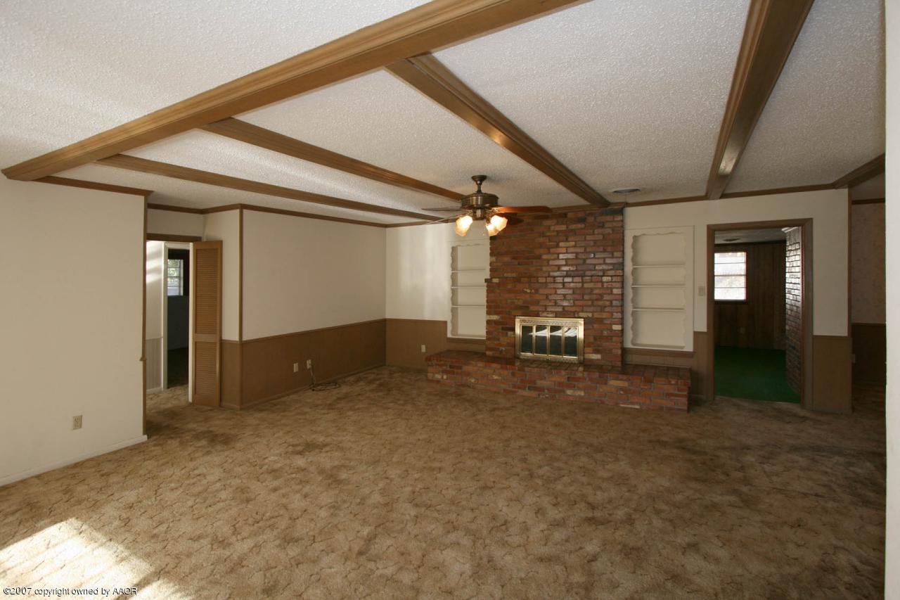 6214 Hanson Road Amarillo, TX 79106 - Photo 2 of 11 Living Room