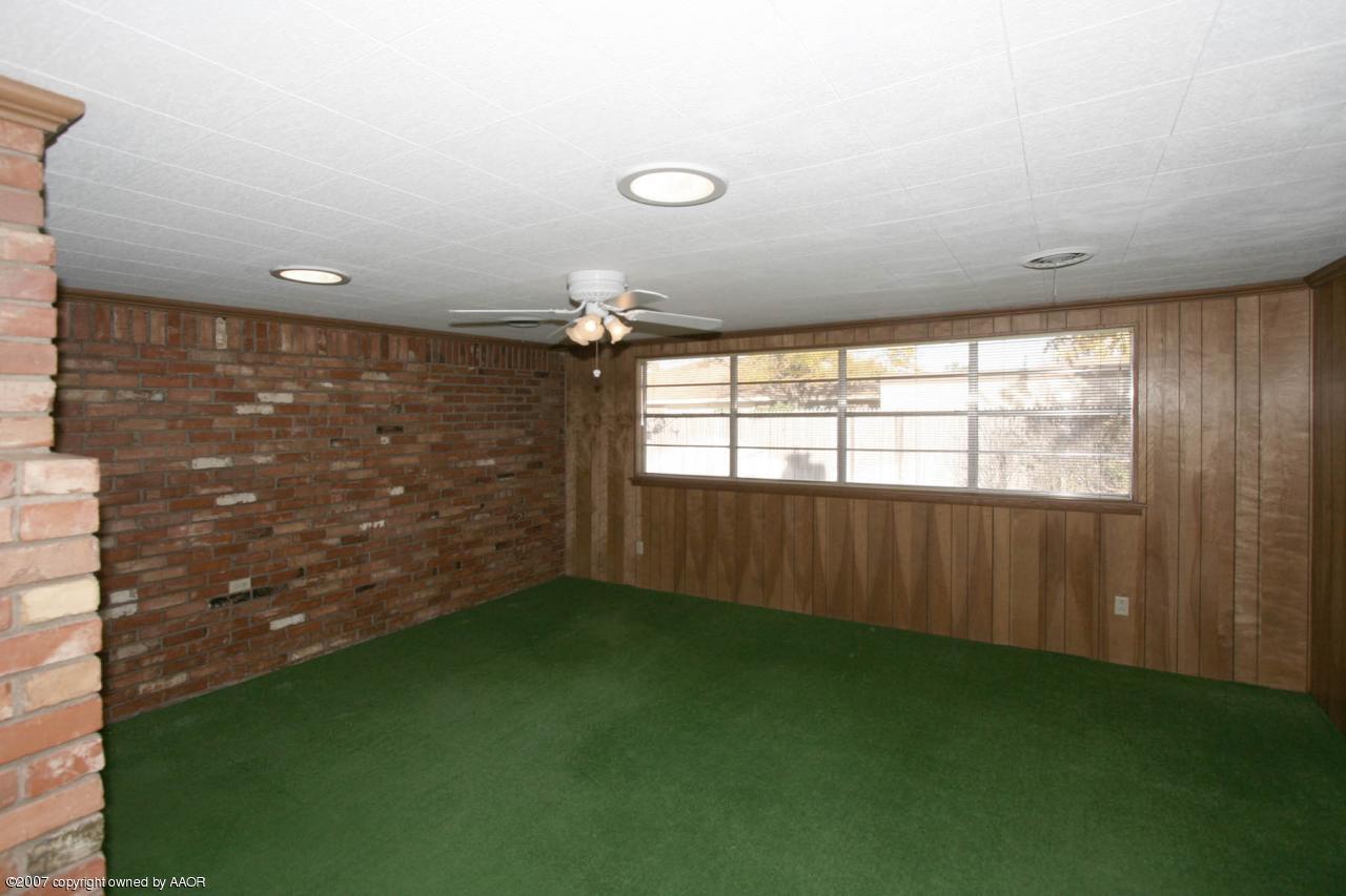 6214 Hanson Road Amarillo, TX 79106 - Photo 3 of 11 Family Room