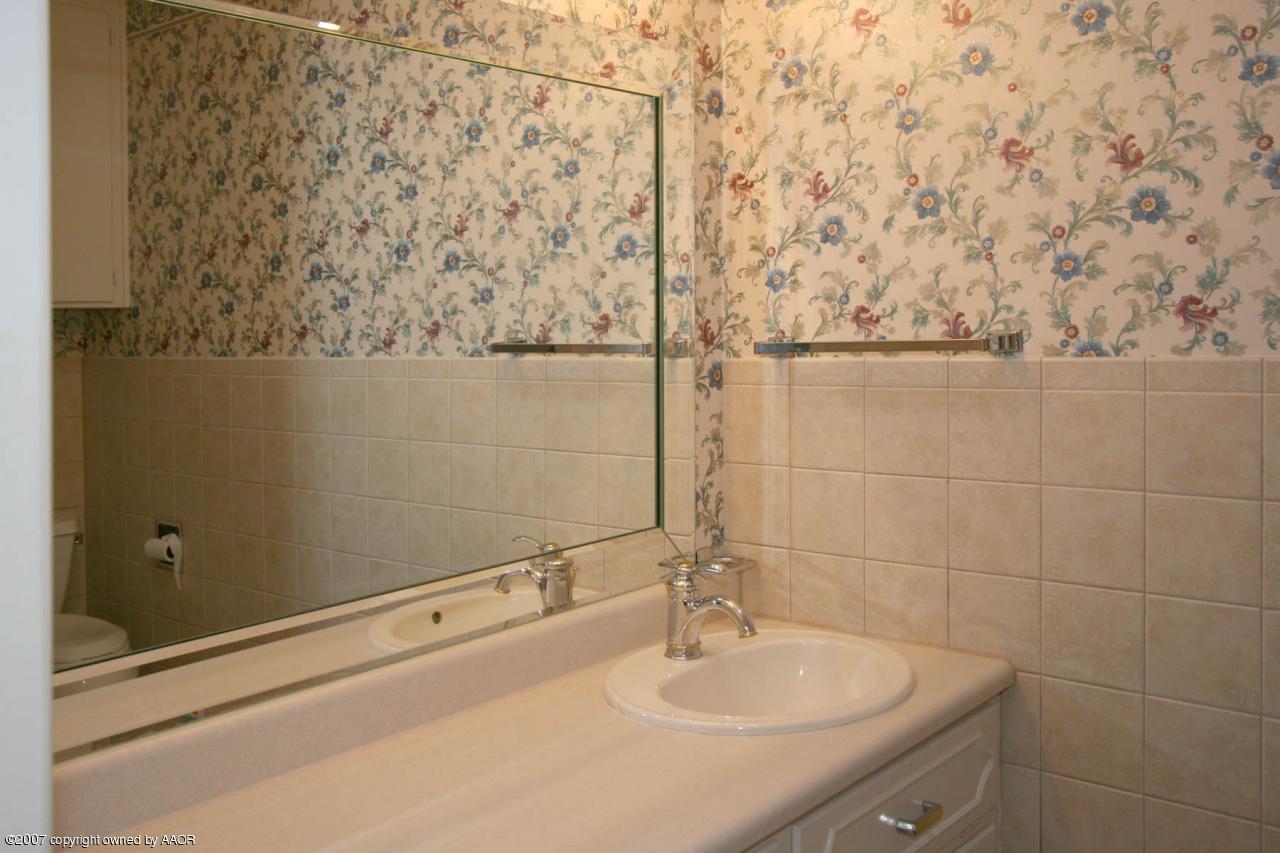 6214 Hanson Road Amarillo, TX 79106 - Photo 7 of 11 Master Bathroom