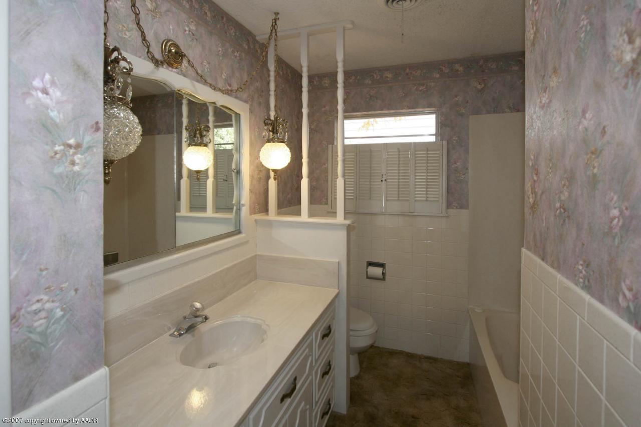 6214 Hanson Road Amarillo, TX 79106 - Photo 9 of 11 Bathroom 2