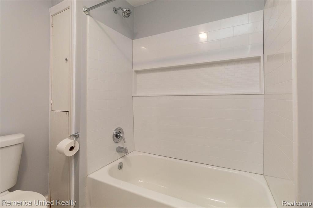 5585 Halsted Road West Bloomfield, MI 48322 - Photo 34 of 37