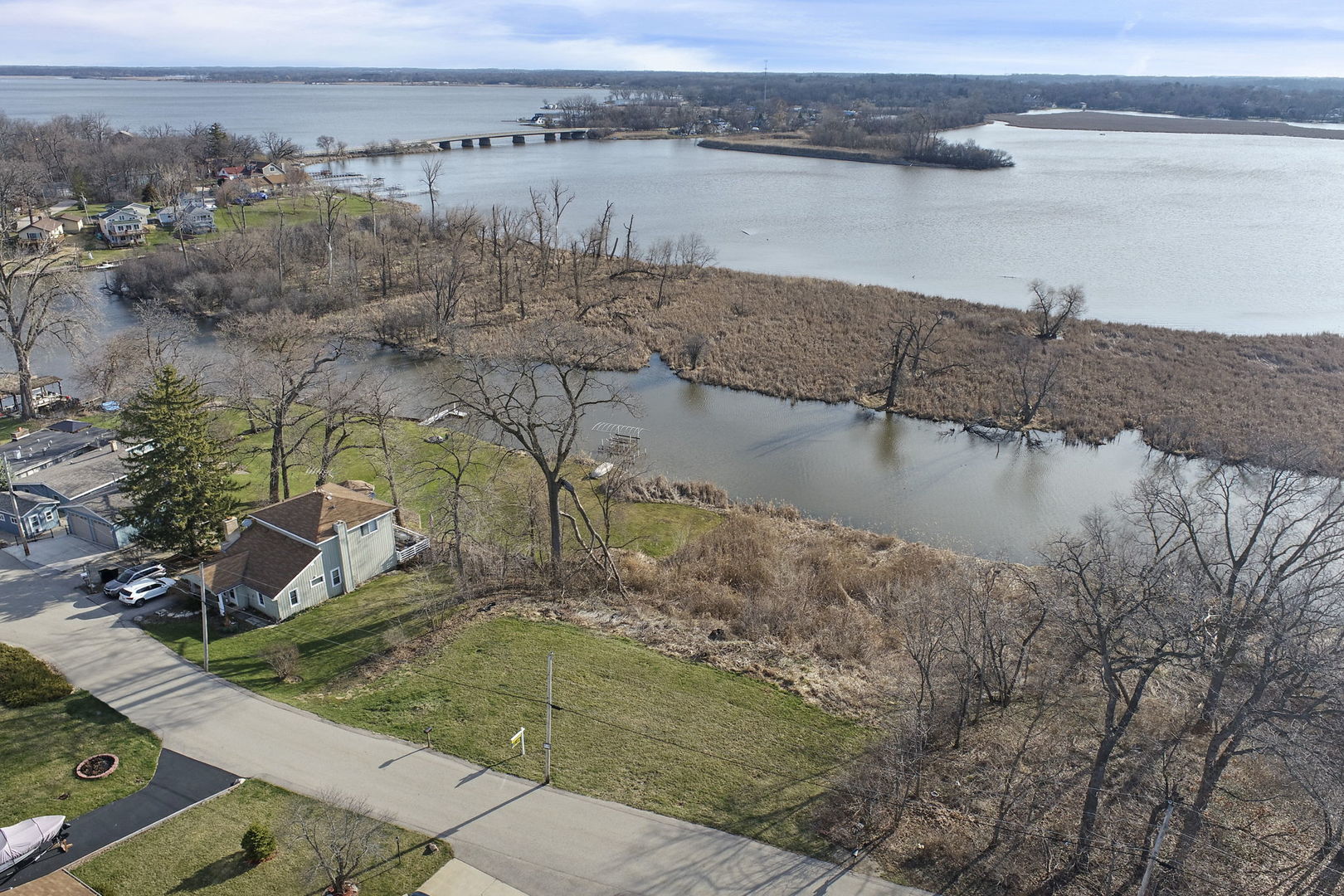 38415 North Primrose Path Spring Grove, IL 60081 - Photo 7 of 15 a view of a lake in middle of the town