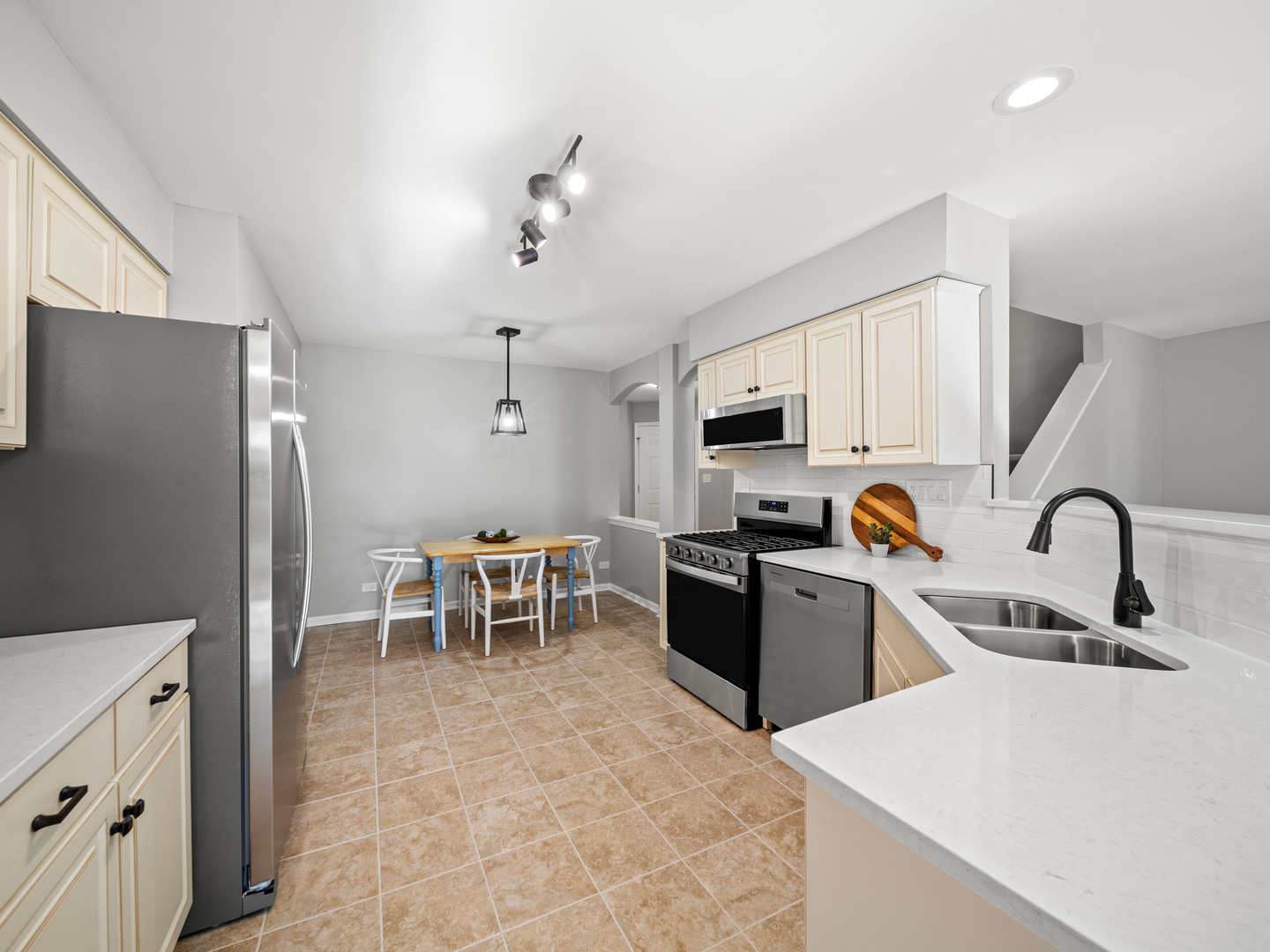 872 Old Checker Road Buffalo Grove, IL 60089 - Photo 10 of 32 Gallery Image 10