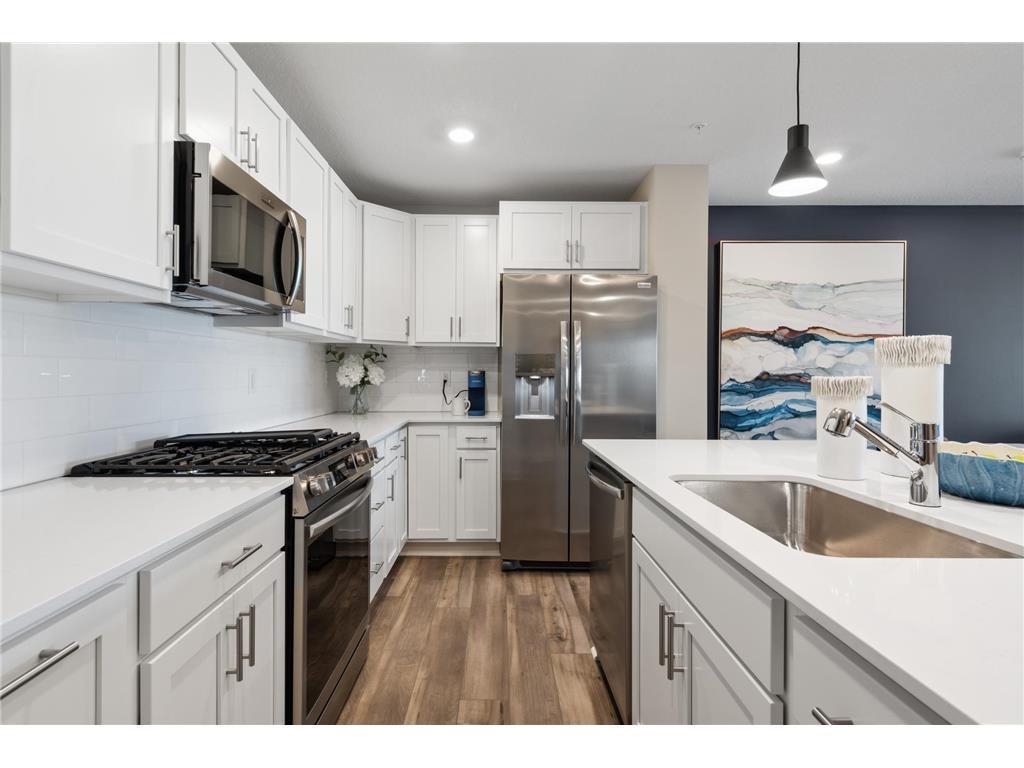 5289 Long Pointe Pass Woodbury, MN 55129 - Photo 2 of 10