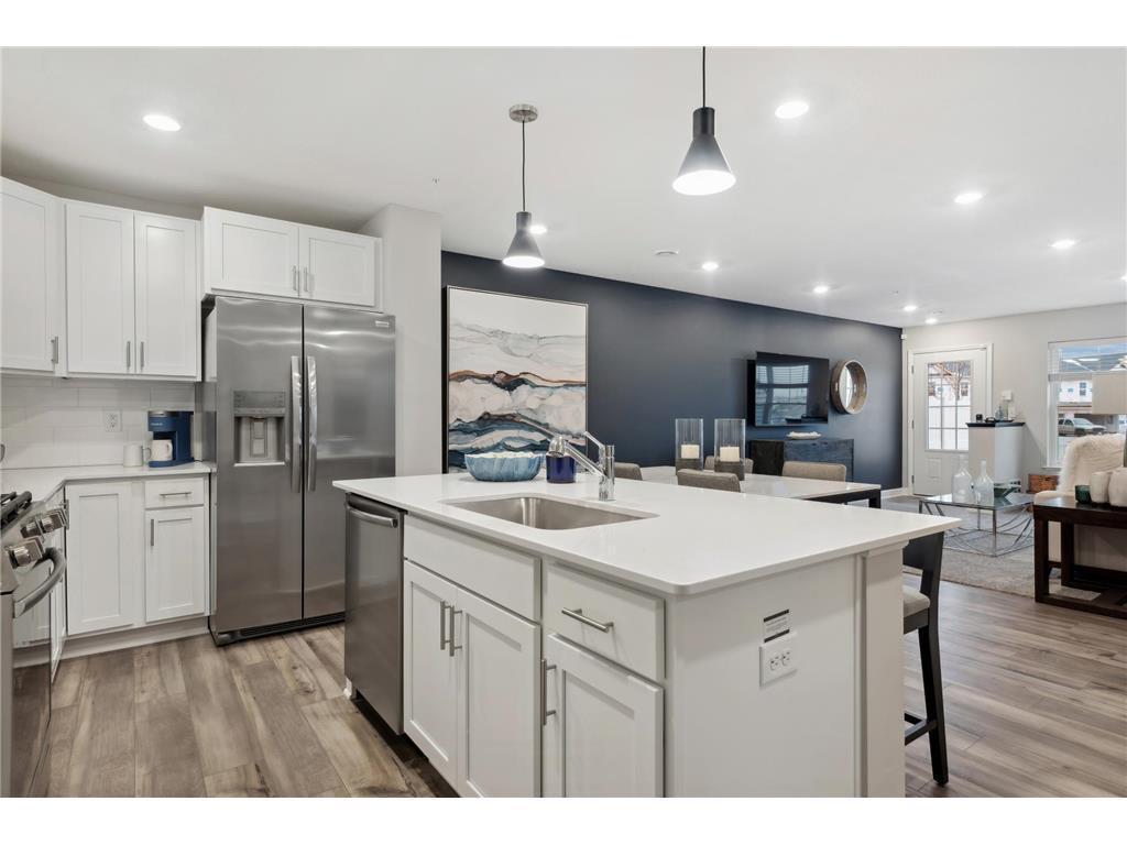 5289 Long Pointe Pass Woodbury, MN 55129 - Photo 3 of 10