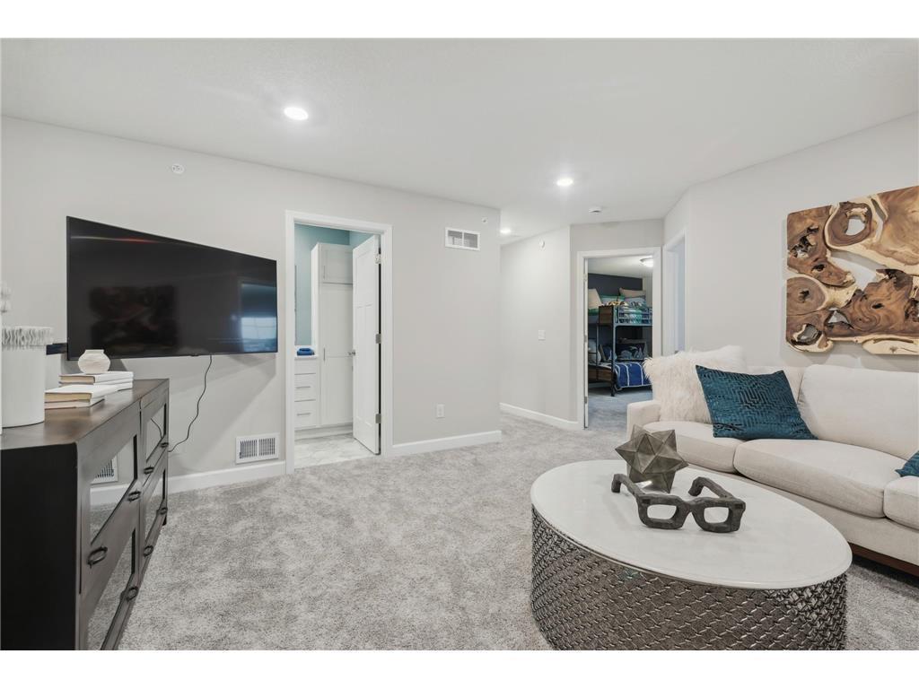 5289 Long Pointe Pass Woodbury, MN 55129 - Photo 7 of 10