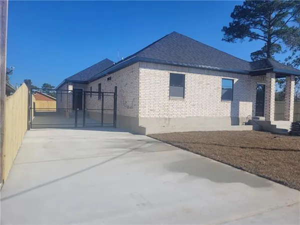 $1,850 | 415 East St Avide Street, Chalmette, LA 70043