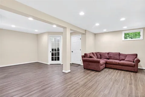 $1,899,000 | 16 Cherrywood Lane, Port Washington, NY 11050