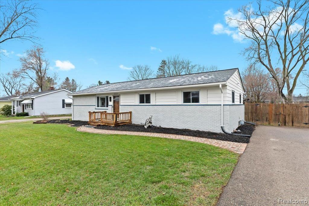 2627 Longview Avenue Rochester, MI 48307 - Photo 3 of 35