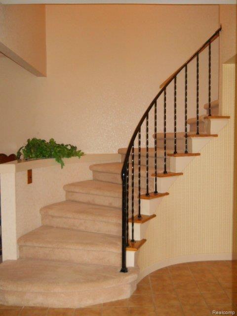 10922 Chicago Road Warren, MI 48093 - Photo 3 of 19 Curved Stairway