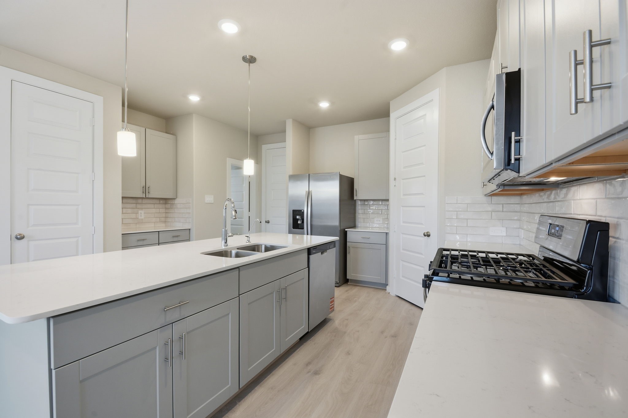 10010 Rustic Charm Street Houston, TX 77080 - Photo 5 of 27 Modern Spacious kitchen