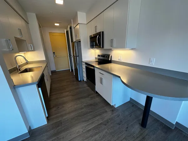 $1,983 | 409 Elm Street, Unit 602, Manchester, NH 03101