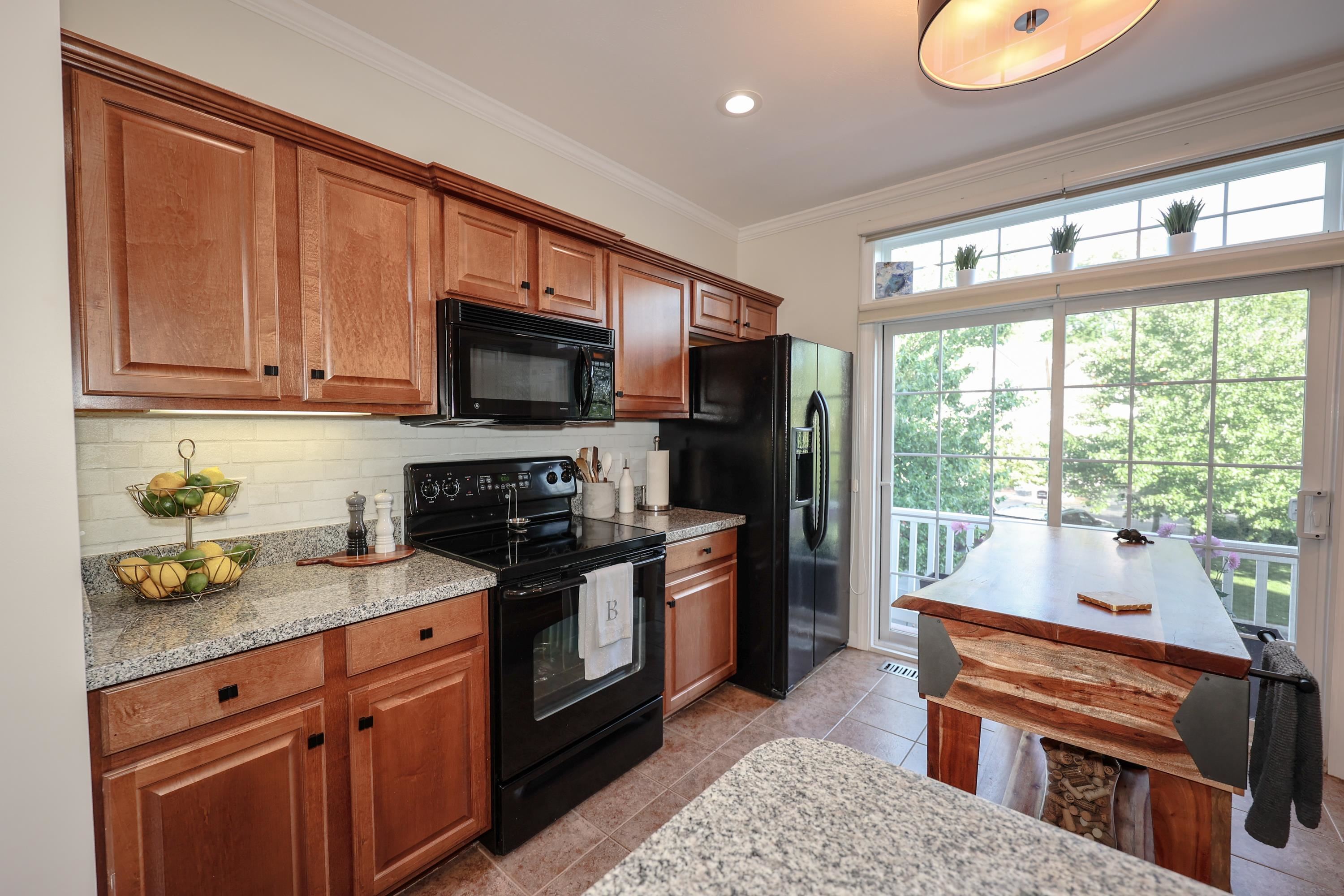 75 Hackett Hill Road Manchester, NH 03102 - Photo 4 of 37