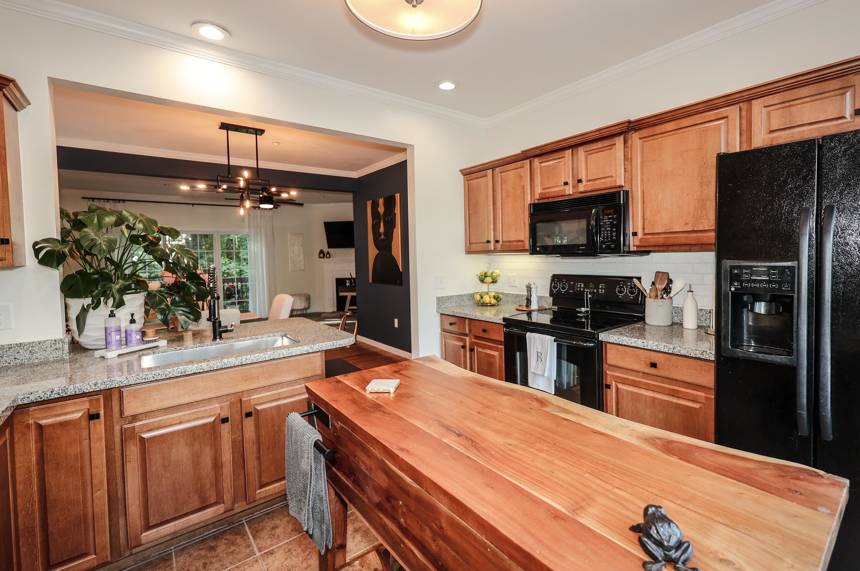 75 Hackett Hill Road Manchester, NH 03102 - Photo 5 of 37