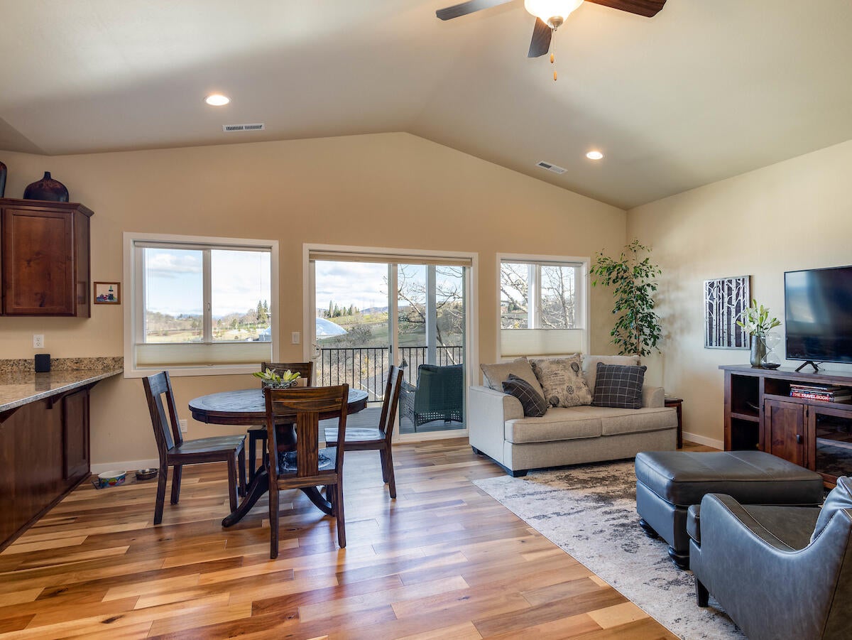 1318 Poppy Ridge Drive Eagle Point, OR 97524 - Photo 5 of 35 5