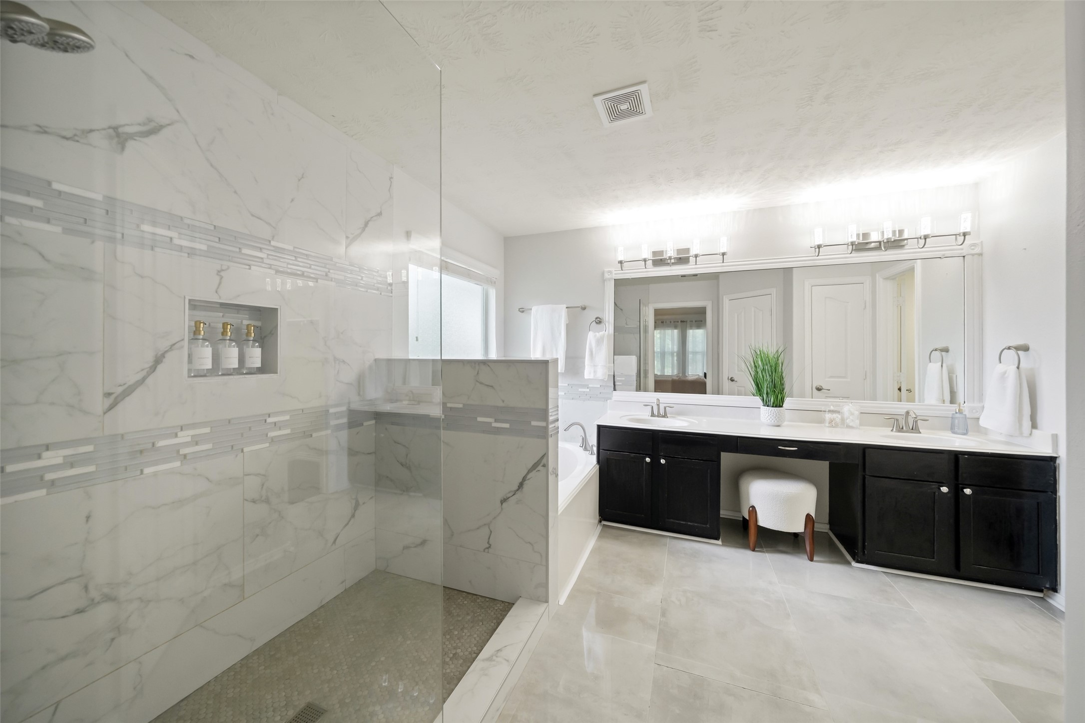 81 Palos Verde Conroe, TX 77304 - Photo 19 of 36 Master bath includes double sinks, vanity, huge walk-in shower & soaking tub