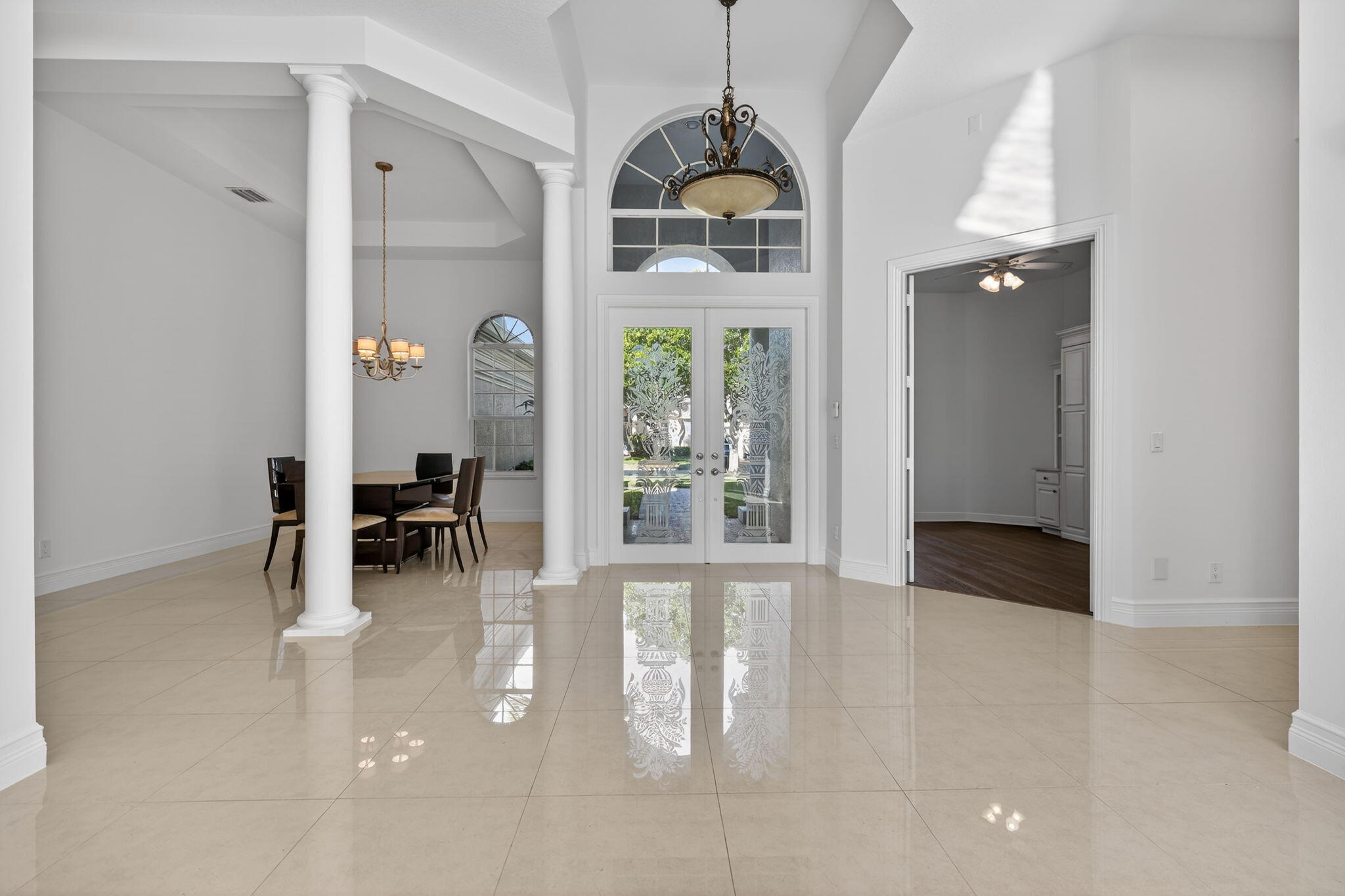 126 Bryce Lane Jupiter, FL 33458 - Photo 5 of 47 Dining & entrance