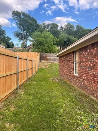 a view of a backyard