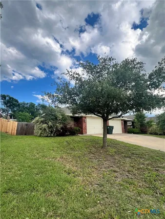 a view of a back yard