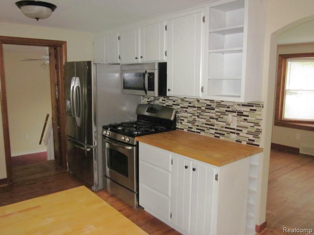 14151 Newburgh Road Livonia, MI 48150 - Photo 9 of 39 9 Kitchen 4.jpg