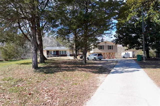 a view of a house with a yard
