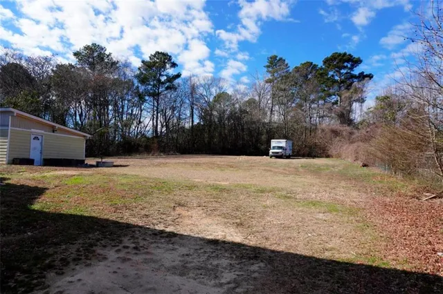 a view of a outdoor space with a house