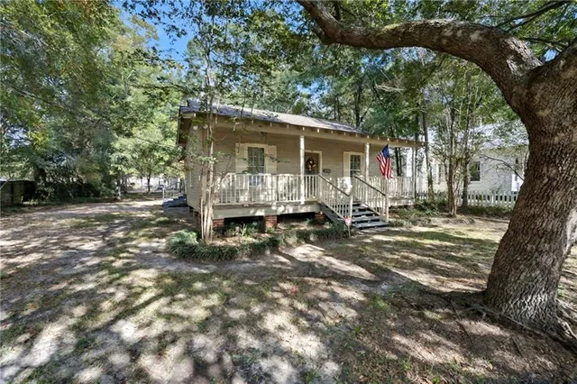 $1,500 | 312 West 20th Avenue, Covington, LA 70433