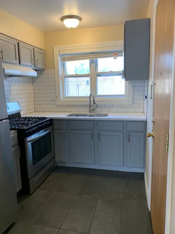 $1,725 | 7439 North Winchester Avenue, Unit 201, Chicago, IL 60626