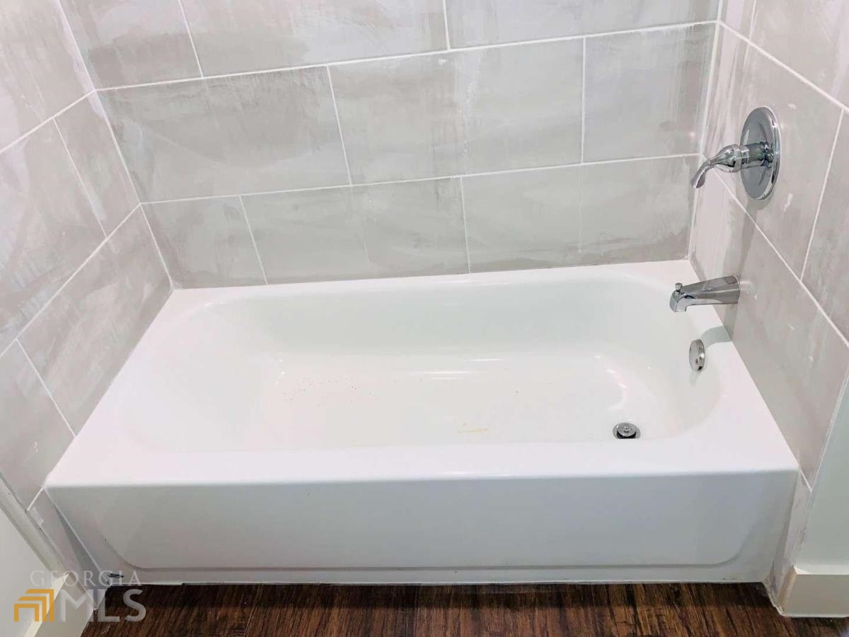 364 Brooks Avenue Southwest Atlanta, GA 30310 - Photo 12 of 21 a bathroom with a bathtub