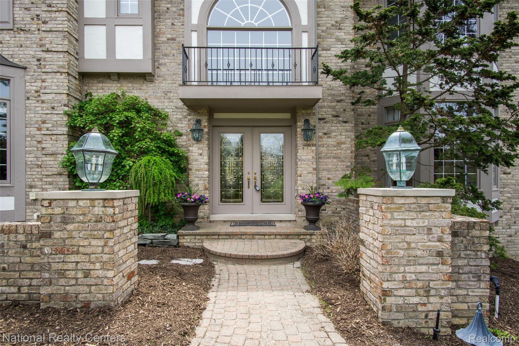 charming front walk way