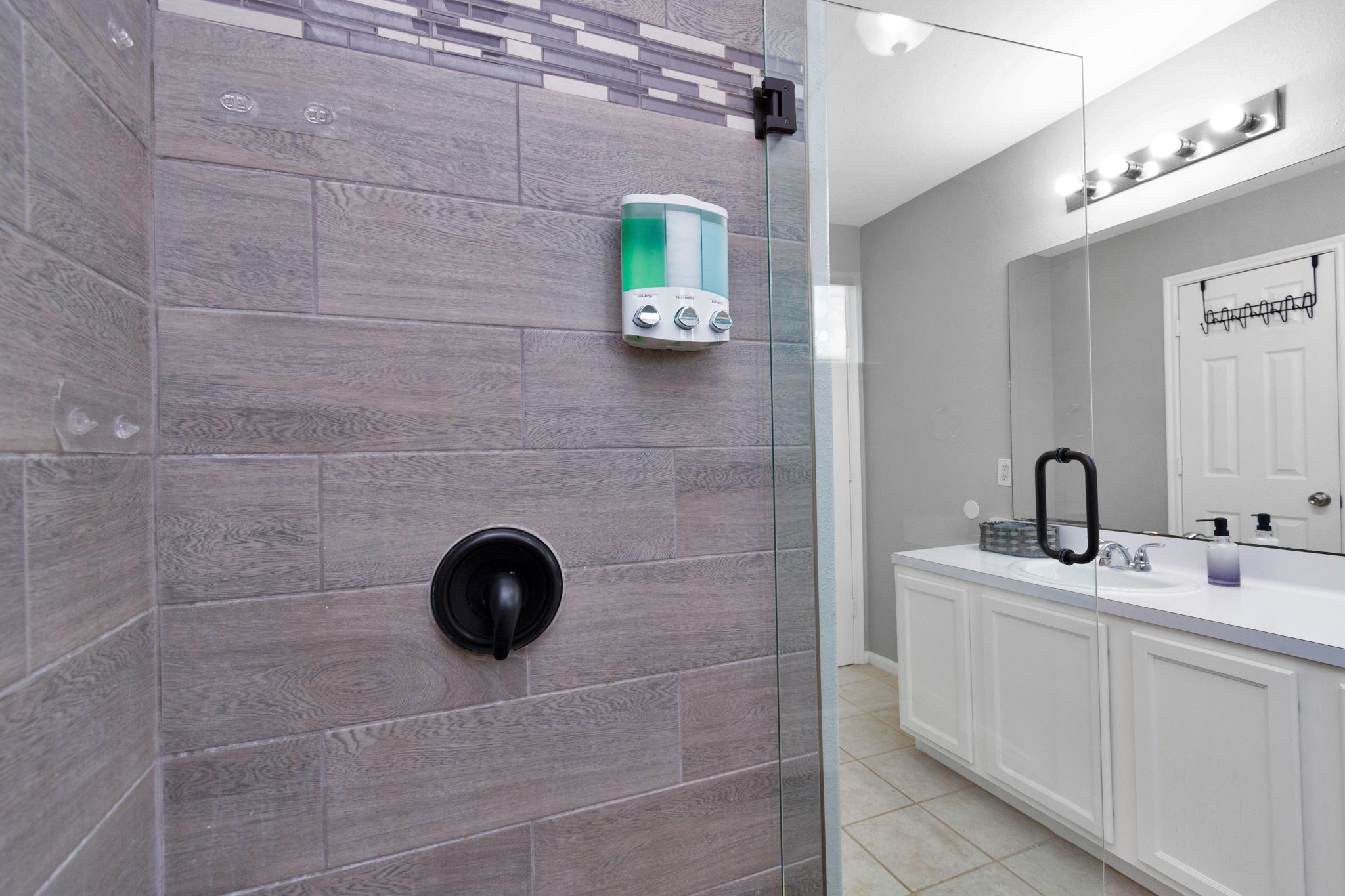 5822 Santa Bernadetta Houston, TX 77017 - Photo 19 of 34 Master shower