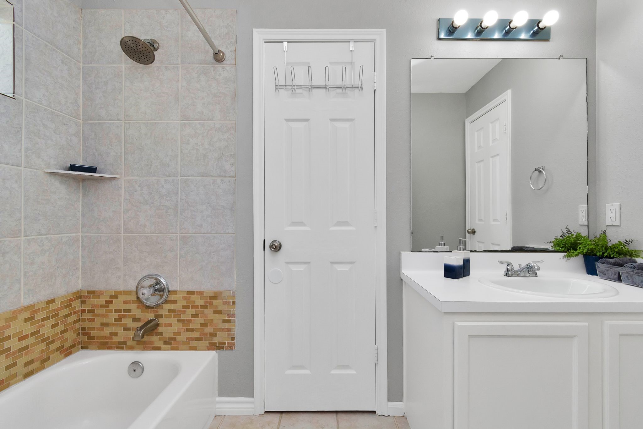 5822 Santa Bernadetta Houston, TX 77017 - Photo 25 of 34 Secondary bathroom