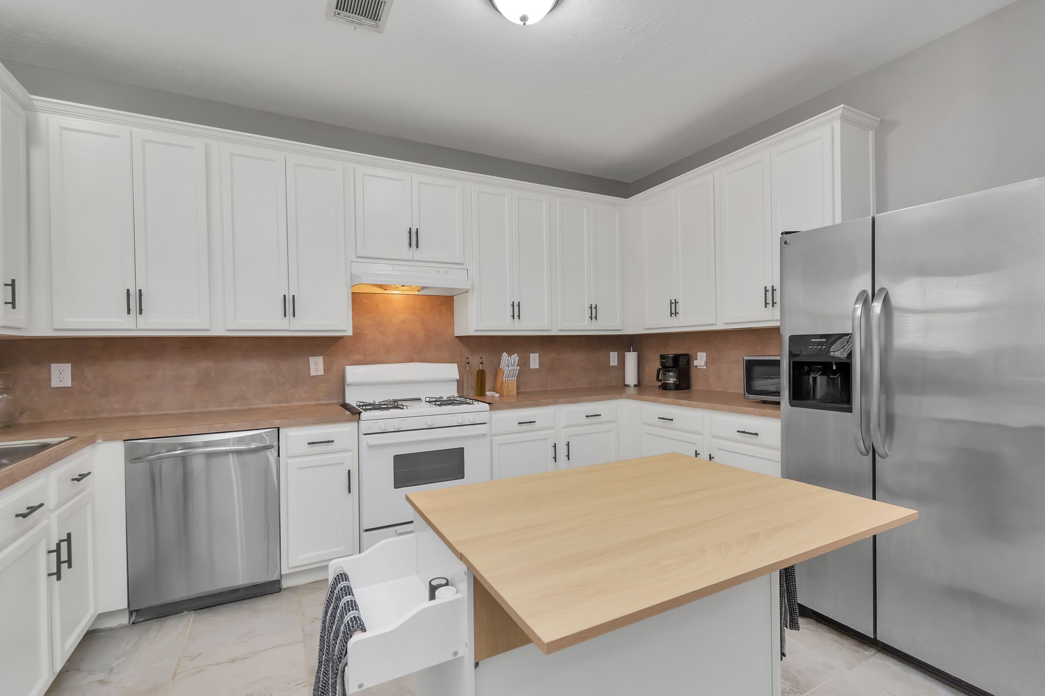 5822 Santa Bernadetta Houston, TX 77017 - Photo 6 of 34 Kitchen