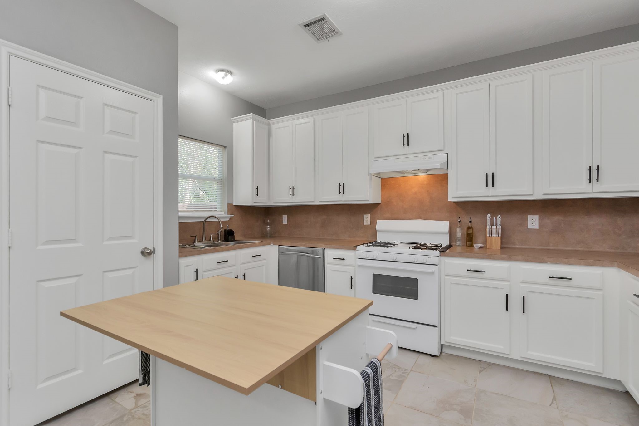 5822 Santa Bernadetta Houston, TX 77017 - Photo 10 of 34