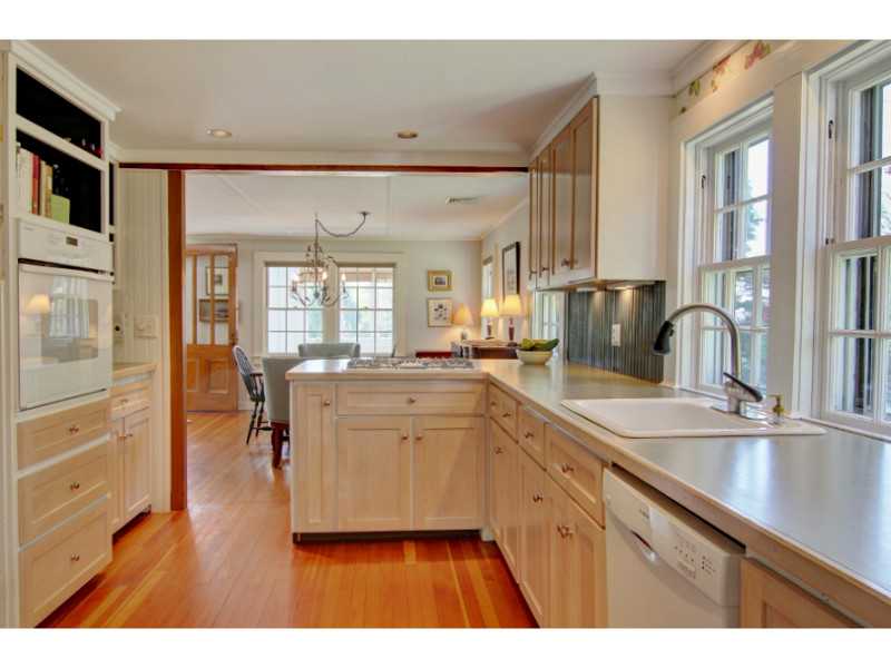 91 Highland Road Bristol, RI 02809 - Photo 11 of 25 Kitchen.