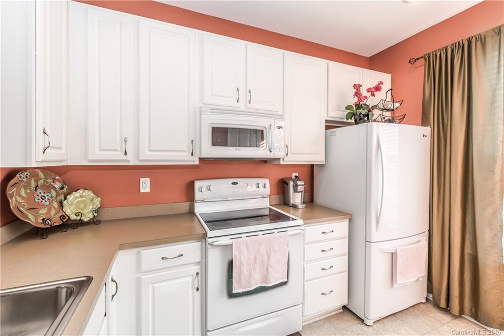 816 Gentlewinds Court, Unit 816 Fort Mill, SC 29708 - Photo 5 of 24 a kitchen with appliances and cabinets